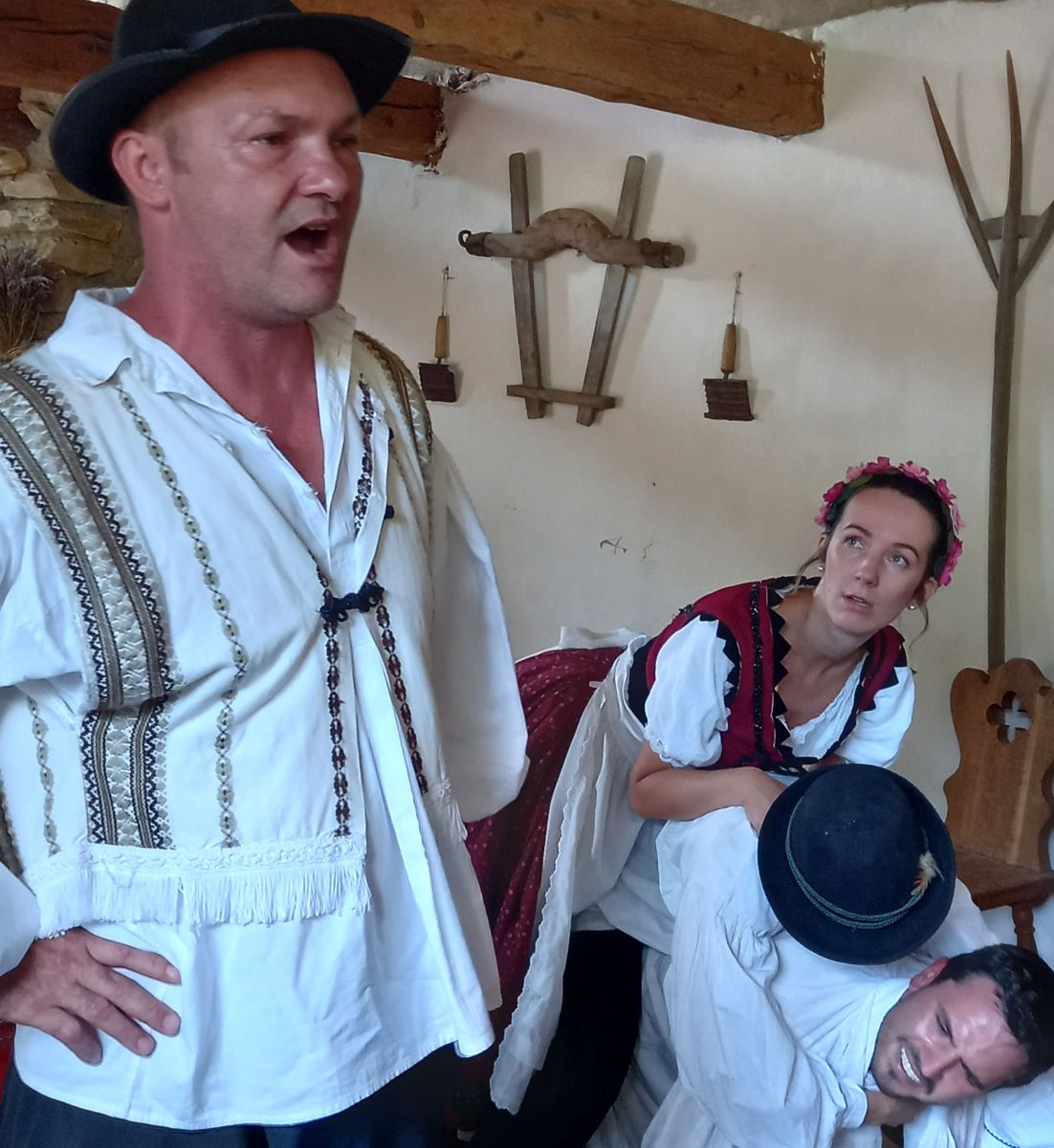 Vidám jelenet egy 2022-es előadásbólZala Vármegyei Pajtaszínházi Találkozó, Kehidakustány